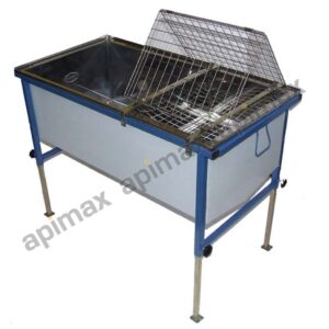 APIMAX® INOX Edelstahlwanne mit doppelseitiger Rähmchenauflage und einem Sieb.